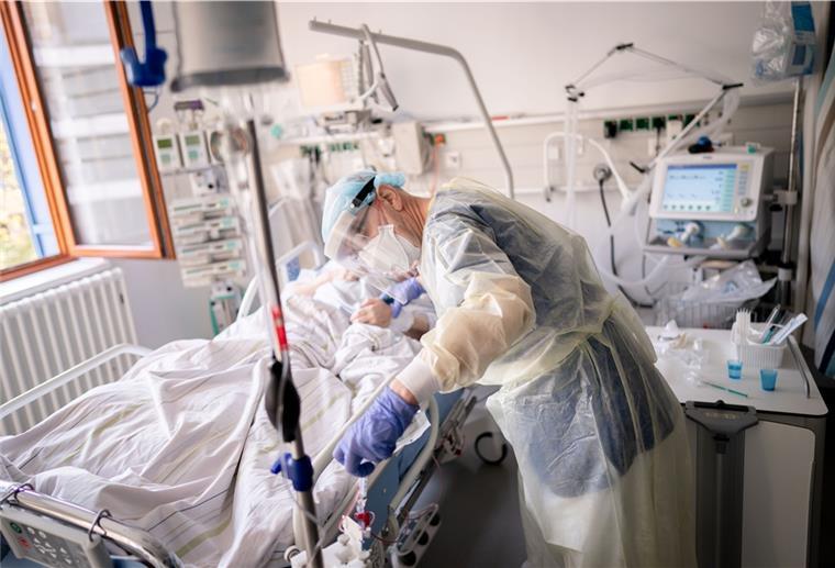 Bremerhaven: Zahl der Infizierten in Krankenhäusern steigt Während die aktuelle Inzidenz auf einen leichten Abwärtstrend der Infektionen hoffen lässt, steigt allerdings die Zahl der Infizierten, die im Krankenhaus liegen.
