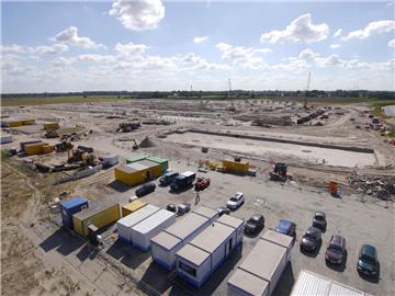 Während die Baustelle für das neue Offshorewerk von Siemens in Cuxhaven gerade wie eine überdimensionierte Sandkiste aussieht, beschäftigt sich der Konzern bereits intensiv mit Personalfragen.