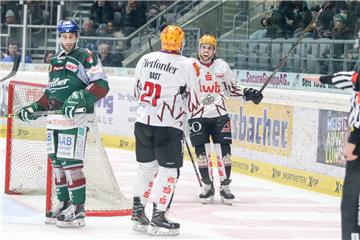 Während die Bremerhavener Jason Bast und Bronson Maschmeyer (rechts) jubeln, bleibt für die Augsburger um Justin Shugg (links) nur ungläubiges Staunen: Die Pinguins fegten die Panther sensationell mit 7:3 von der Eisfläche.