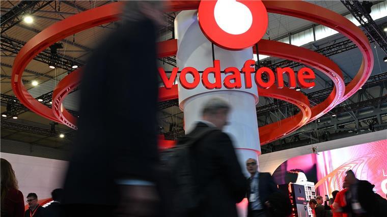 Telekom bringt KI-Phone heraus - Konkurrenz geht andere Wege Während die Deutsche Telekom ein eigenes KI-Smartphone auf den Markt bringt, setzt Konkurrent Vodafone auf die Geräte von etablierten Handyherstellern.