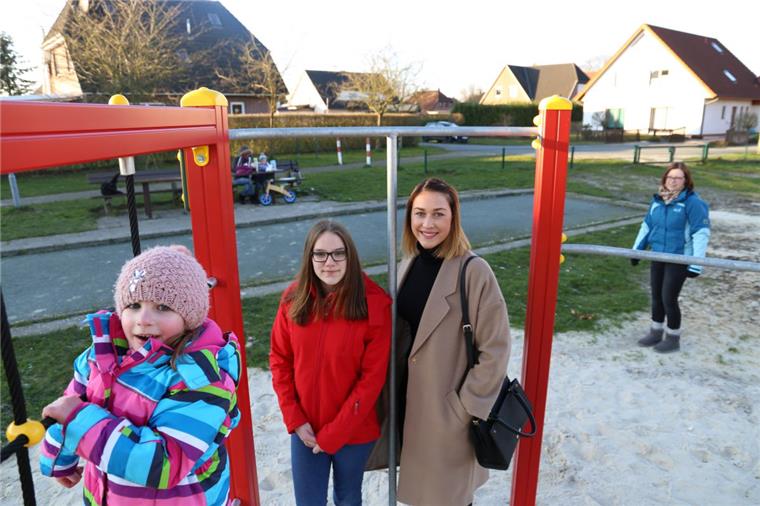 Während die fünfjährige Leonie flugs den neuen, knallroten Kletterturm erklimmt, freuen sich die Jugend-Ortsvorsteherin Anna-Maria Peper und Justine Brandt (Gemeinde) darüber, dass die Spielgeräte am Bokeler Tulpenweg gut ankommen. Neu sind auch eine Wippe und ein Zweier-Reck.