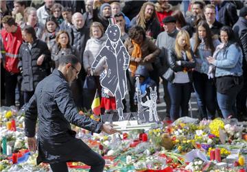 Während die Menschen in Brüssel versuchen, einen Weg zurück in die Normalität zu finden, suchen die Behörden noch immer fieberhaft nach dem dritten Attentäter.