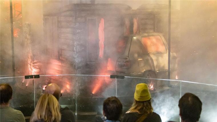 Klimahaus eröffnet erst Anfang Januar neue Extremwetter-Ausstellung Während einer zwölfminütigen Fahrt auf einer Plattform erleben Besucher mehrere Wetterextreme.