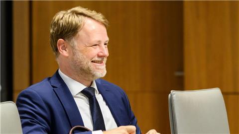 Während Finanzminister Heere von einem historischen Investitionspaket spricht, wirft ihm die Opposition eine inhaltsleere Schuldenaufnahme vor.