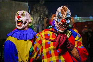Während gruselige Clowns die USA terrorisieren, hat ein krimineller Clown in Bremen eine Spielothek überfallen.