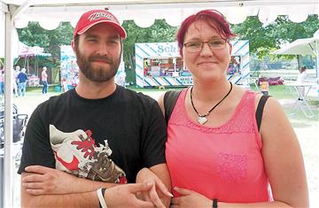 Während ihr Freund noch etwas skeptisch schaut, hat die junge Frau schon ein Läc...