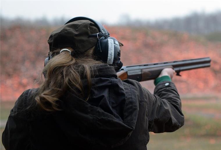 Während Jäger auf Wurftaubenständen ihre Schießfertigkeiten festigen – hier eine Aufnahme aus Nordrhein-Westfalen, fühlen sich manche Anwohner gestört von den Knallgeräuschen.