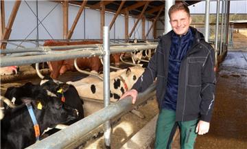Während mancher Landwirt aufhört, hat Henning Bochers gerade einiges in den elterlichen Betrieb investiert. In Grafel betreibt er den „Biohof Mojenhop“ mit aktuell 210 Bio-Milchkühen.
