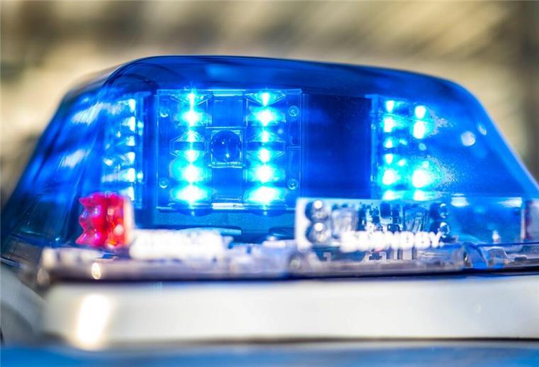 Ein Blaulicht leuchtet auf dem Dach eines Polizeiwagens.