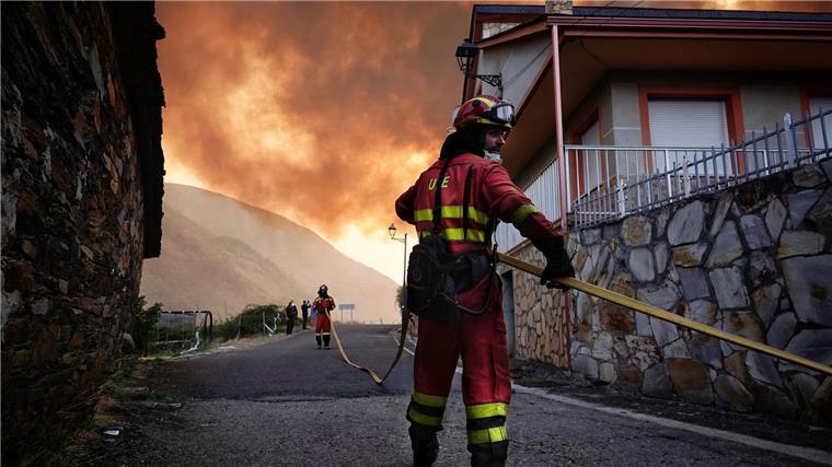 Tränen zum Abschied: Deutsche Feuerwehrleute auf Heimreise Während sich die Lage bei den Waldbränden in Spanien insgesamt leicht zu entspannen beginnt, wüten vor allem in Kastilien und León sowie in Galicien noch immer große Brände. (Archivbild)