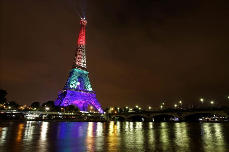 Während sich Frankreich mit dem illuminierten Eiffelturm an der Trauer für die Anschläge in Orlando beteiligte, wurde in Paris ein Polizist und dessen Ehefrau getötet. Der Täter bekannte sich zur Terrormiliz IS. 