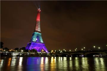 Während sich Frankreich mit dem illuminierten Eiffelturm an der Trauer für die Anschläge in Orlando beteiligte, wurde in Paris ein Polizist und dessen Ehefrau getötet. Der Täter bekannte sich zur Terrormiliz IS. 