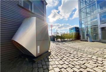Wärmepumpen (links) kommen auch heute bereits beim Heizen von Gebäuden zum Einsatz. Um neueste Entwicklungen geht es beim 14. Bremerhavener Bauforum aus der Reihe „Klimastadt: bauen!“. 