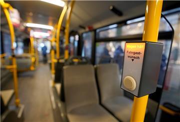 „Wagen hält“ leuchtet an einem Schalter im Elektrobus - die soll es in Bremen bald auch geben.
