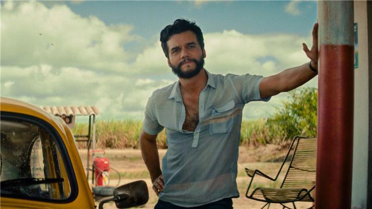 Wagner Moura als Marcelo in einer Szene das Films „The Secret Agent“.