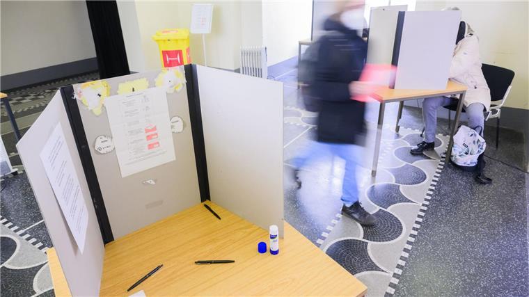 Briefwahl in Niedersachsen läuft - teils großer Andrang Wahlkabinen für die Bundestagswahl 2025 stehen in der Briefwahlstelle im Neuen Rathaus.