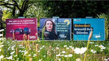 Wahlplakate zur Europawahl von der SPD, Bündnis90/ Die Grünen und der CDU stehen an einer Straße.