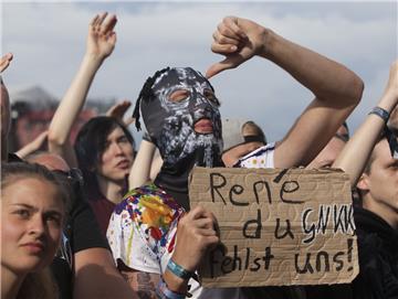 Wahre Fans von Genetikk haben auch die Maske. Foto: Leuschner