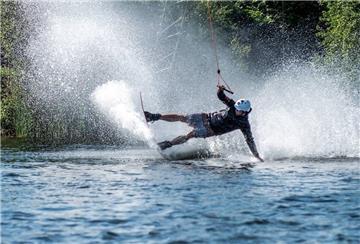 Ein Wakeboarder beim Kurven Spray