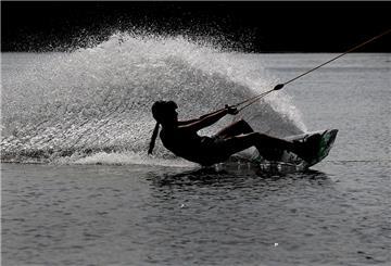  Ein Wakeboard auf der Wasserskianlage im Neustädter See in Magdeburg. 