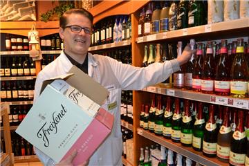 Waldemar Lachowicz' Supermarkt in Stotel läuft gut - auch weil er 70 bis 80 Stunden in der Woche arbeitet.