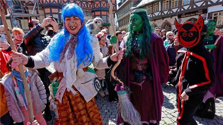 Walpurgisbesucher in Wernigerode tanzen vor der Erstürmung des Rathauses auf dem Marktplatz.
