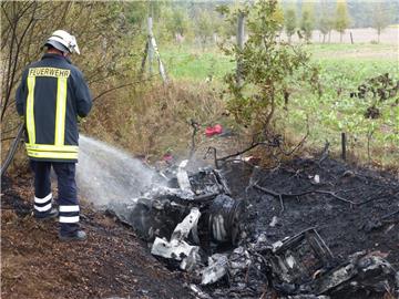 Walsrode: Ein Feuerwehrmann löscht die Überreste des ausgebrannten Ferraris. 

 