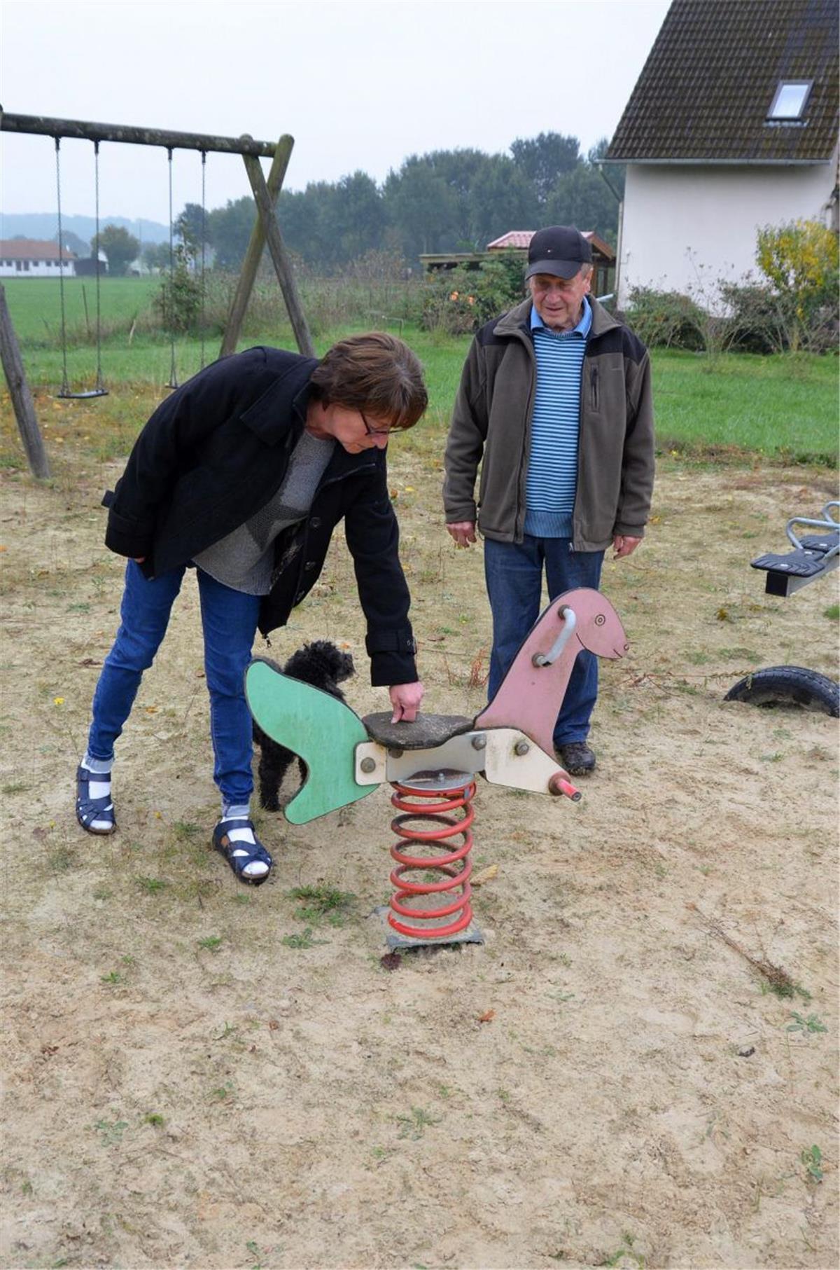 Walter Dibowski will endlich einen schönen Spielplatz für die Kinder in der Christburger Straße in Tarmstedt. In Annette Beier hat er eine Mitstreiterin gefunden. Sie zeigt hier, dass die Sitzfläche des Gerätes verrottet ist.