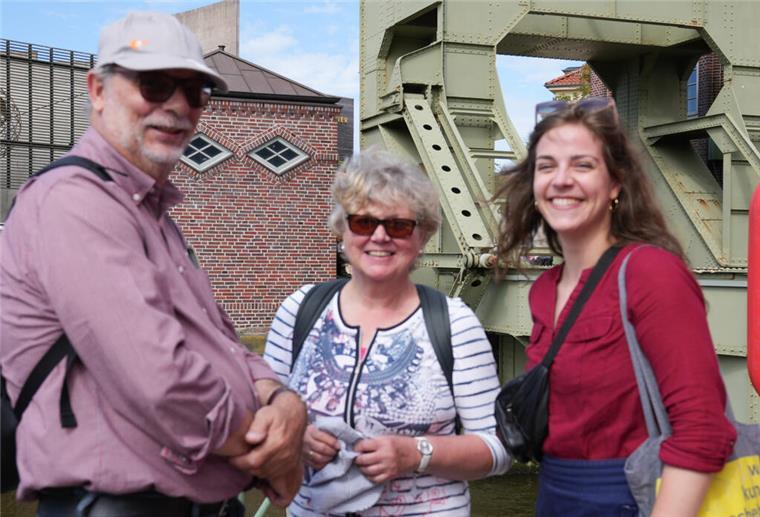 Maritime Tage: Lauter wundervolle Menschen... (Bildergalerie) Walter, Inge und Steffi Oelker sind zum Ende ihres Urlaubs nach Bremerhaven gekommen und genießen hier das Treiben der Maritimen Tage und den Zoo am Meer. Familie Oelker ist aus Celle zu Besuch an der Küste.