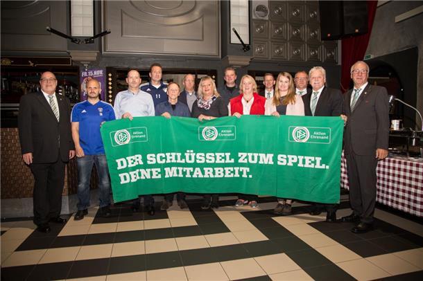 Vorsitzende vom RW Köhlen erhält den DFB Ehrenamtspreis 2019 Walter Kopf (rechts), Hermann Wilkens (Zweiter von rechts) und Heiko Wiehn (links) ehrten in Lüdingworth verdiente Fußball-Persönlichkeiten im Ehrenamt. Kreissiegerin wurde Marion Steffens (in der roten Weste).