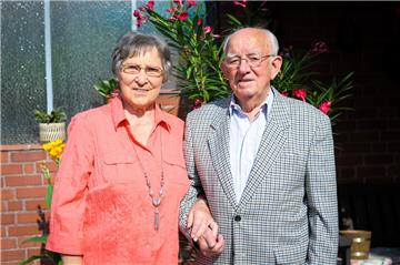 Waltraut und Helmut Scheske aus Bremerhaven-Surheide feiern eiserne Hochzeit. 
