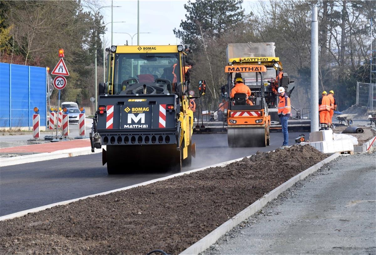 Hafentunnel-Baustelle: Anwohner sollen bald aufatmen Walzen kommen den Bauarbeiten zum Einsatz.