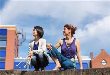 Wandelreich, Tomoyo Ueda (links) und Ludmilla S. Euler präsentieren im Rahmen des Leher Kultursommers am 1. September Sprechperformance und Marimbaklänge in der Pauluskirche.