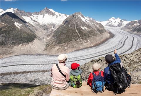 Wanderer blicken auf den Großen Aletschgletscher, den größten und längsten Gletscher der Alpen. Auch seine Eisfläche schmilzt rasant.