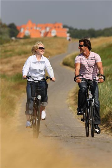 Wangerooge ist die östlichste der ostfriesischen Inseln, gehört zu den kleinsten und neben Juist, Baltrum, Langeoog und Spiekeroog zu den autofreien. Der Inselosten ist unbewohnt, die Fähre legt im Inselwesten an. Von da geht es mit der Inselbahn weiter ins Inseldorf rund um den Alten Leuchtturm. Wangerooge ist überschaubar und besonders bei Familien beliebt. Die Insel lässt sich gut mit dem Fahrrad erkunden - oder bei ausgiebigen Spaziergängen.
