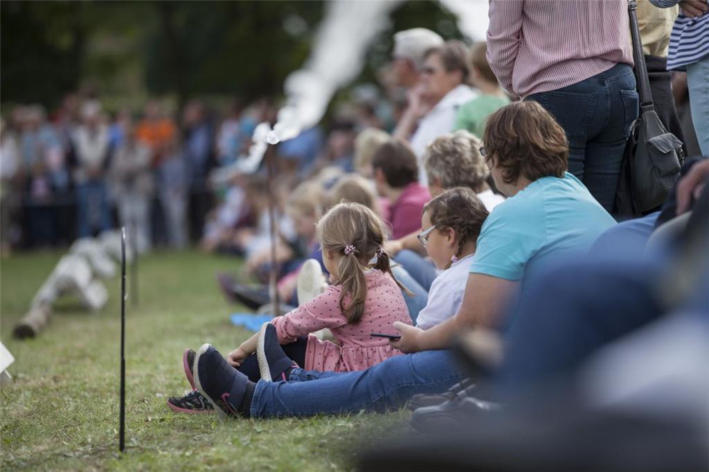 Wann geht es endlich los? - Warten auf die große Pferdeschau. Foto: Leuschner