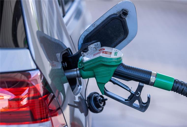 Eine Zapfpistole für Sprit steckt an einer Tankstelle im Tankstutzen eines Autos. Die Spritpreise im Februar sind im Vergleich zum Januar gestiegen. So kann man trotzdem beim Tanken sparen.