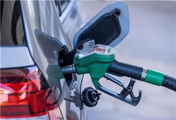 Eine Zapfpistole für Sprit steckt an einer Tankstelle im Tankstutzen eines Autos. Die Spritpreise im Februar sind im Vergleich zum Januar gestiegen. So kann man trotzdem beim Tanken sparen.
