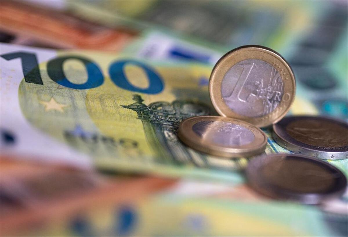 Kindergeld-Auszahlung im Juli 2025: Wann das Geld wirklich auf dem Konto landet Geldscheine und Münzen liegen auf einem Tisch. Wann kommt mein Kindergeld? Diese Fragen stellen sich jeden Monat viele Familien. Hier gibt es die Termine für die Kindergeld-Auszahlung im Juli 2025.