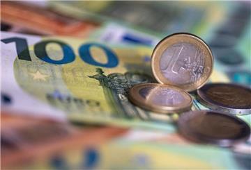 Geldscheine und Münzen liegen auf einem Tisch. Wann kommt mein Kindergeld? Diese Fragen stellen sich jeden Monat viele Familien. Hier gibt es die Termine für die Kindergeld-Auszahlung im Juli 2025.