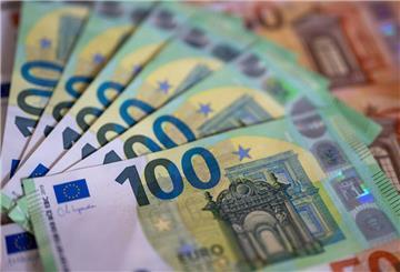 Geldscheine mit dem Wert von 100 und 50 Euro liegen auf einem Tisch. DIe Auszahlungstermine für das Kindergeld im Mai stehen fest.