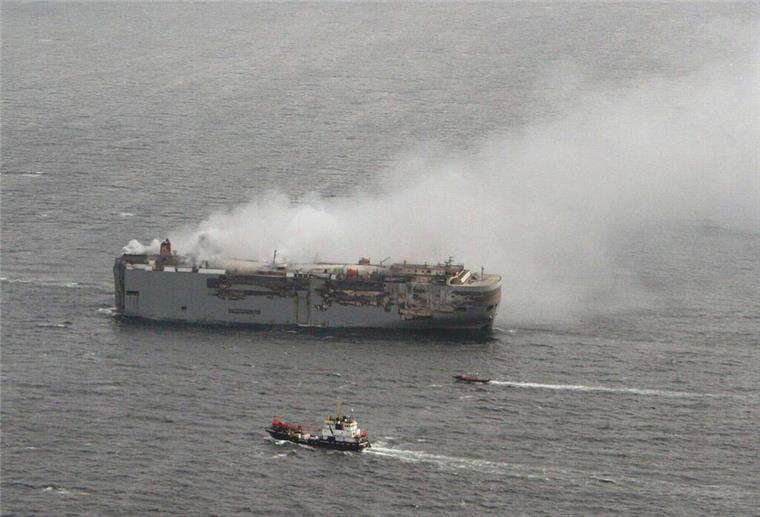 Auf der „Fremantle Highway“ hat es wohl eine gewaltige Explosion gegeben Die Luftaufnahme zeigt den Autofrachter «Fremantle Highway» in der Nordsee.