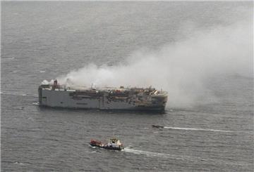 Die Luftaufnahme zeigt den Autofrachter «Fremantle Highway» in der Nordsee.