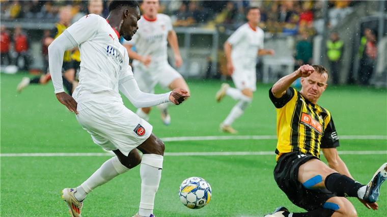 Historischer Sieg: Heidenheim jubelt bei Europapokal-Debüt War einer der Heidenheimer Aktivposten im Playoff-Hinspiel: Neuzugang Sirlord Conteh (l.).