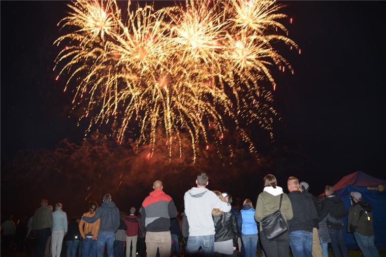 Das fehlt beim Seefest in Bad Bederkesa War immer ein Höhepunkt des Seefestes: das Feuerwerk überm Beerster See. In diesem Jahr wird es aus Kostengründen gestrichen.