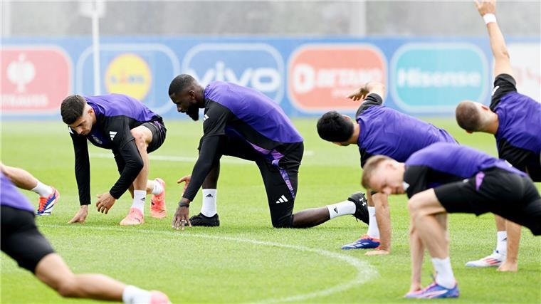 Mythos Dortmund: Füllkrug setzt auf „weiße Wand“ War nach seiner Zerrung zum Start des DFB-Abschlusstrainings dabei: Antonio Rüdiger (M.).