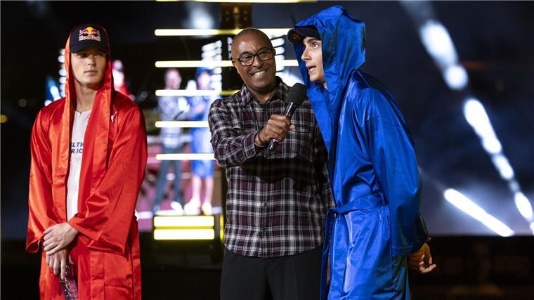 Warholm (l) und Duplantis (r) wurden wie Boxer präsentiert.