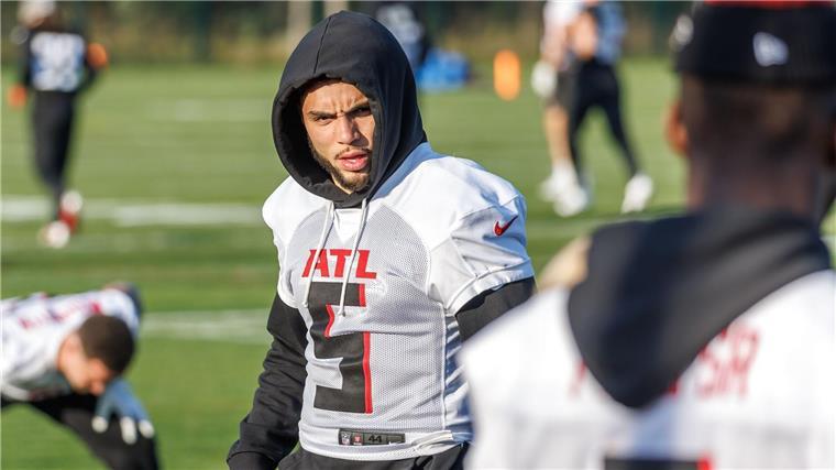 NFL kommt „nach Hause“ mit Bus-Kolonne, Pitbull und Chips Warm eingepackt: Falcons-Wide-Receiver Drake London im Training.