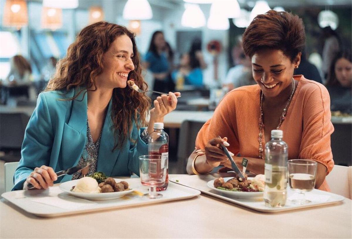 Ikea halbiert Essenspreise – und legt noch einen Gutschein obendrauf Zwei Frauen sitzen bei Ikea an einem Tisch und essen und lachen. In den Ikea-Restaurants gibt es freitags und sonnabends Hauptgerichte zum halben Preis – plus Einkaufsgutschein fürs Einrichtungshaus.