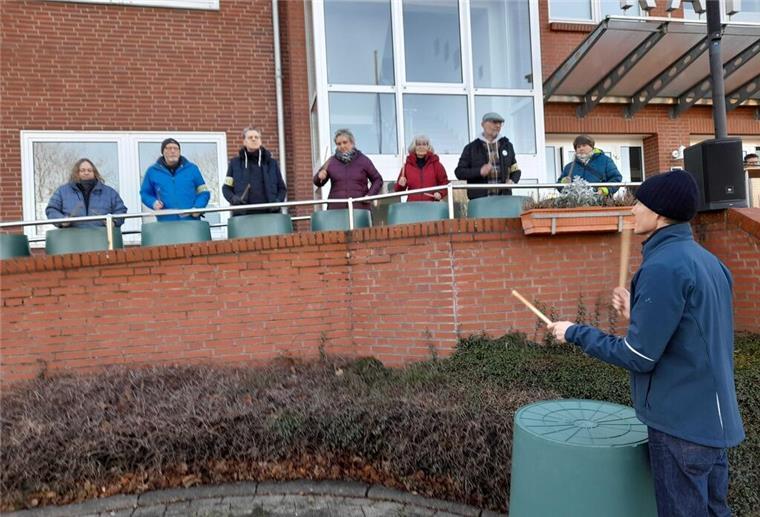 Warm-up zur Demo gegen Rechtsextremismus in Beverstedt: Organisator Pascal Gentner trommelt die Beverstedter zusammen.